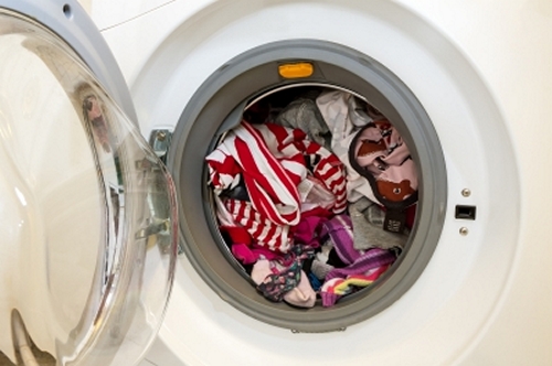одежда в стиральной машинке
